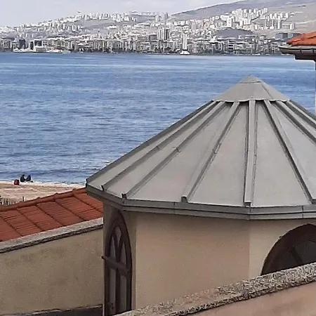 Newly Renovated In Kordon Apartment Izmir