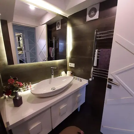 Newly Renovated In Kordon 아파트 이즈미르