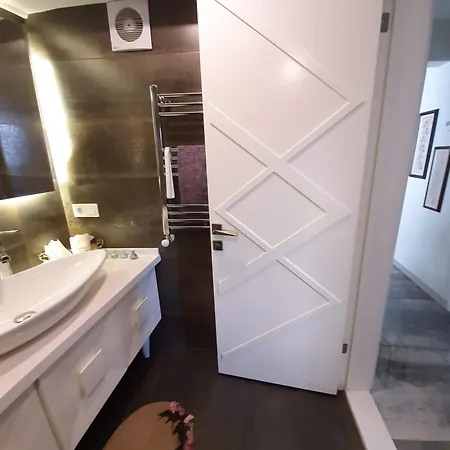 公寓 Newly Renovated In Kordon 伊兹密尔