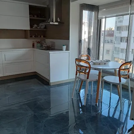 Newly Renovated In Kordon 伊兹密尔